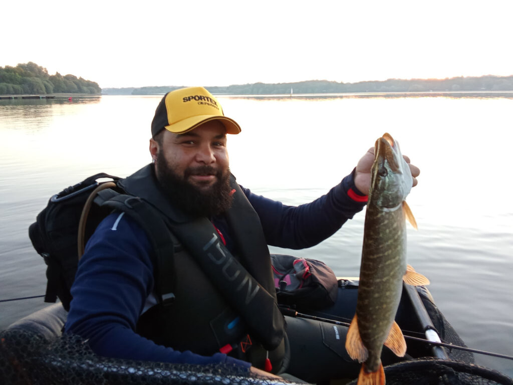 Greg est son tout premier brochet, il est fier!